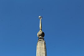 Croix de direction au sommet de l'obélisque.