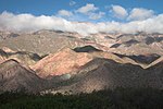 Montañas con poca cobertura vegetal.