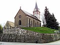 Christuskirche mit Ausstattung, Kirchhof mit Einfriedungs- und Stützmauern, ein Grabmal und Grabplatten der Familie Crusius