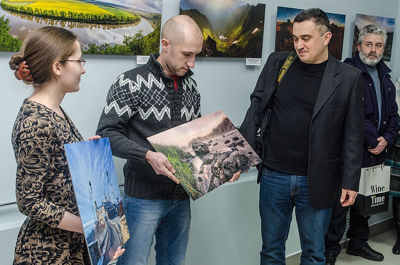 Дві фотокартини, що не увійшли до виставки, «Вікімедіа Україна» подарувала музею-студії.