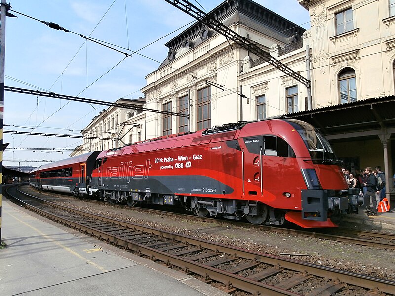 File:Railjet na nádraží v Brně - zpredu.JPG