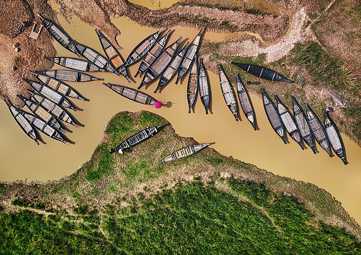 Аэрофотосъемка деревянных лодок на реке Говайн в округе Силхет, Бангладеш