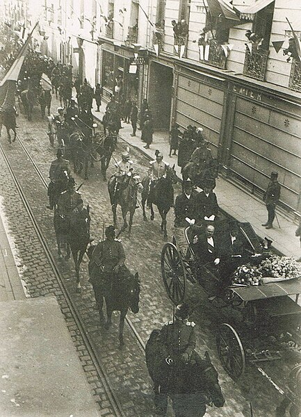 File:Raymond Poincaré passant rue Ville-Pépin en mai 1914, photographie de Louis Miniac..jpg