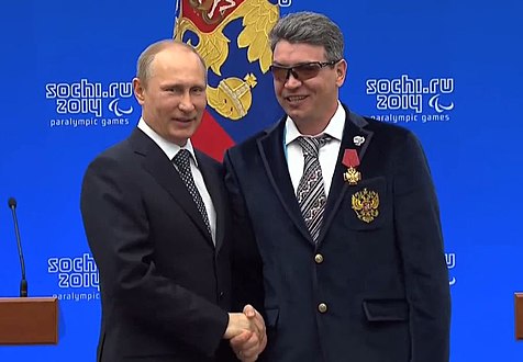 Valeri Redkozúbov posa y estrecha la mano del presidente ruso, Vladimir Putin.