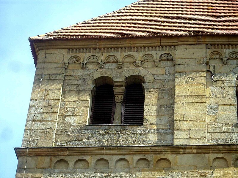 File:Reichartsroth (Bayern)-Kirchturm von Westen-Obergeschoss (Nordteil) - Bogenfries mit Figurenrelief und Biforium im Detail-02102012.JPG