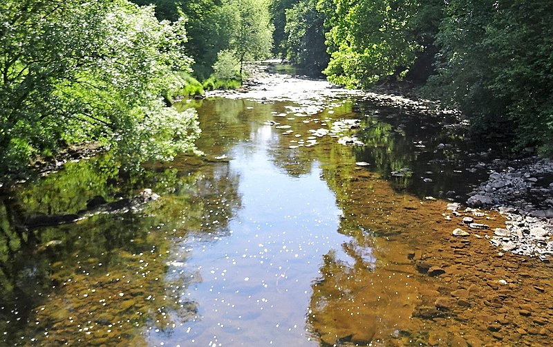 File:River Lugar, Mote Hill, Cumnock, East Ayrshire.jpg