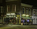Café De Klikspaan in de Rivierenbuurt bij avond