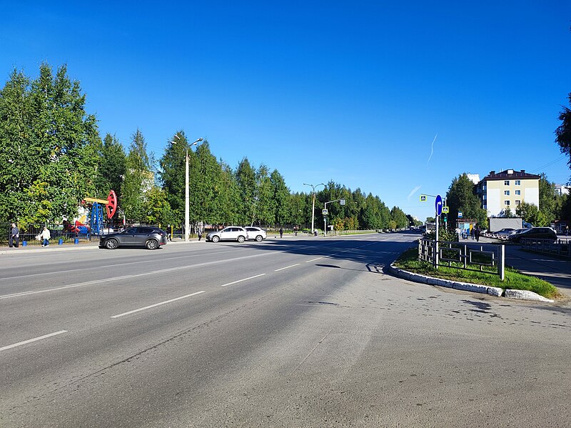 File:Road in Nizhnevartovsk 03.jpg