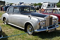 1921年 - 1965年のロールス・ロイスにおけるデザインの変遷。左からシルヴァーゴースト・ツアラー (1921年製) 、レイス (1938年製) 、シルヴァークラウドIII (1964年製) 。後継車種である1965年のシルヴァーシャドウからモノコック製のモダンな箱型ボディとなったことから、シルヴァークラウドIIIは伝統的なデザインを有したロールス・ロイス最後の車種と言われている[65]。