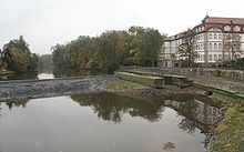 Schleuse an der Fulda aus dem 16. Jahrhundert; rechts das Schloss