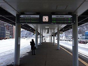 플랫폼. 1번 승강장은 오타루 방면, 2번 승강장은 삿포로, 신치토세 공항 방면이다.