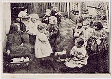 Kinder spielen im Hof ​​der langen Kindertagesstätte in der 126 Dowling Street, Woolloomooloo, Sydney im Jahr 1906.