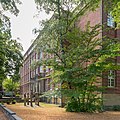 Deutsch: Südostflügel (ehemalige Mädchenschule) der Schule Ernst-Henning-Straße in Hamburg-Bergedorf.