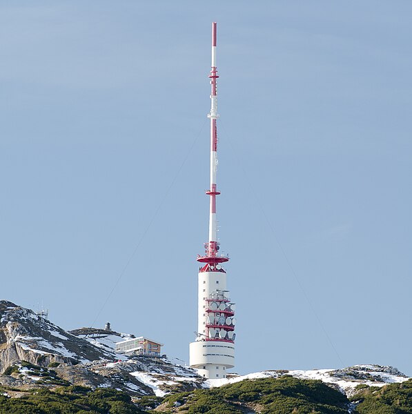 File:Sender Dobratsch mit neuem Ludwig-Walter-Haus.jpg