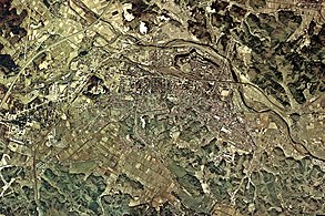 Shirakawan kantakaupunki vuoden 1975 ilmakuvassa