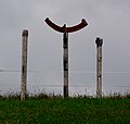 Alexander Weinmann: Halbmondstele mit zwei Wächtern, Holz - Blei - Blech, 2009