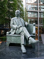 Statue of Simon Milton, Southwark (02).jpg