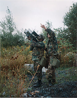Sotilas ampumassa FIM-92 Stingeriä.