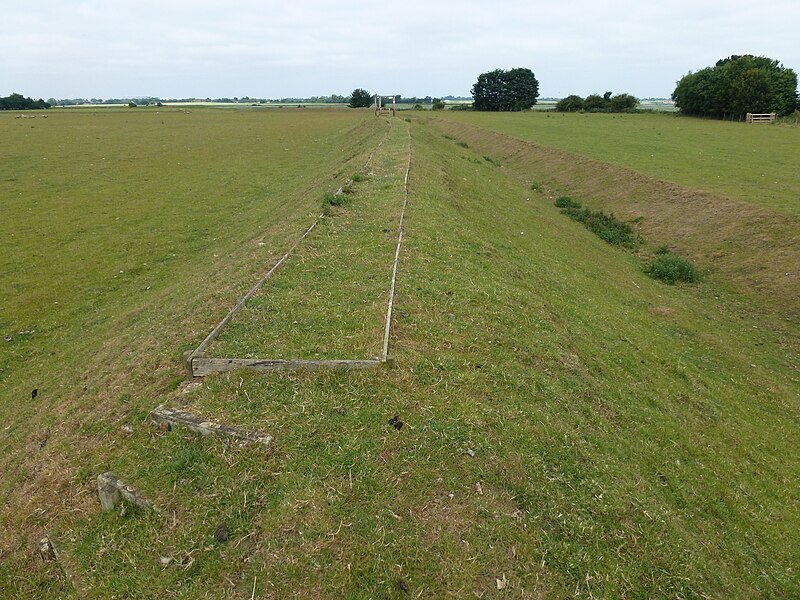 File:Stonea Camp - Northern embankment - geograph.org.uk - 3557429.jpg