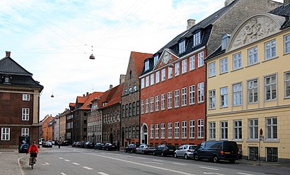 Sådan kommer du til Strandgade 3 med offentlig transport – Om stedet