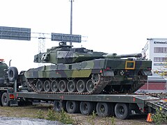 Verladung eines Strv 122 auf einen Tieflader eines Panzertransporter