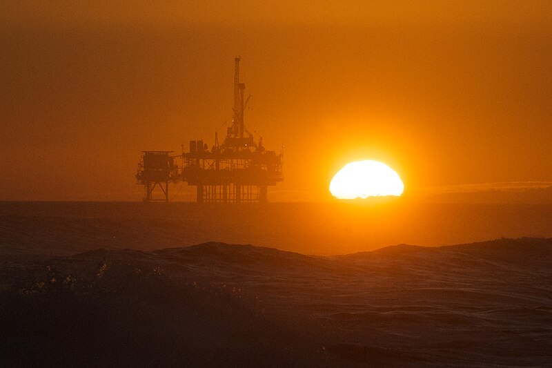 File:Sunset over an oil rig seen from Huntington Beach, California, USA (9285).jpg