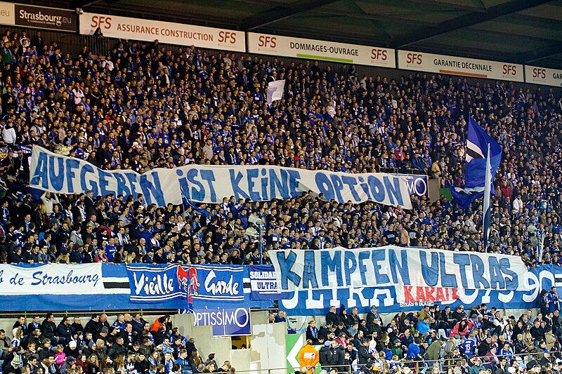 File:Supporters du Racing Club de Strasbourg (RCSA) - banderole de soutien aux supporters allemands du Karlsruher SC (KSC).jpg