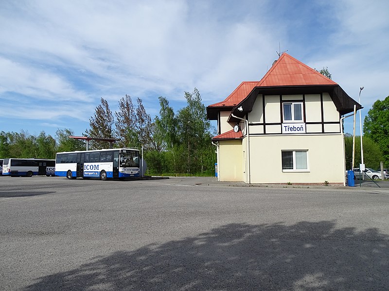 File:Třeboň, autobusové nádraží, budova.jpg