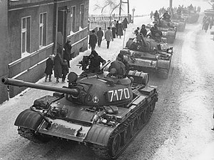 Полски Т-55 танкове навлизат в град Збоншин, движейки се източно към Познан, 13 декември 1981 г.