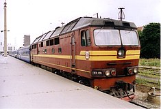 ТЭП70-0261 в тёмно-красной окраске Латвийских ЖД с жёлтыми полосами