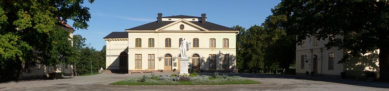 Teaterplanen med Drottningholms slottsteater i fonden och Hovmarskalksflygeln till vänster och Jaktpaviljongen till höger, september 2011.