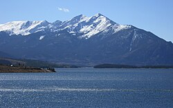 Breckenridge kasabası yakınlarındaki Dillon Gölü