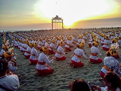 Tari Tenun yang dilakukan oleh 2000 penari saat Festival Petitenget di Pantai Petitenget, Bali pada 16 September 2018