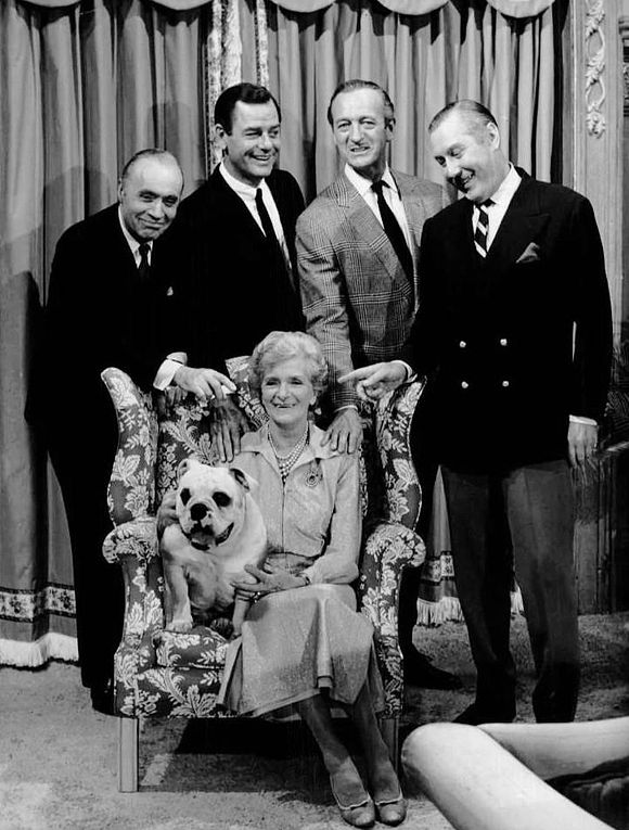 De g. à d. : Charles Boyer, Gig Young, Gladys Cooper, David Niven et Robert Coote, dans la série téléviséeThe Rogues (1964, photo promotionnelle)