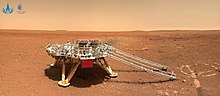 降落在火星表面的天问一号着陆器，由祝融号火星车拍摄。