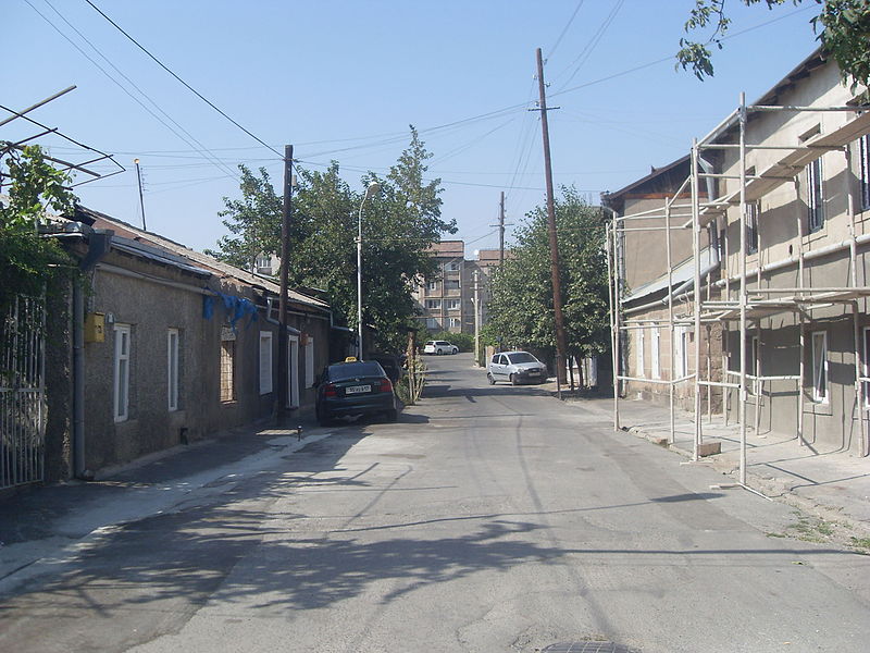 File:Toramanyan street Yerevan1.JPG