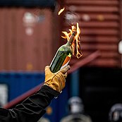 Un cocktail Molotov utilisable par le camp des terroristes.