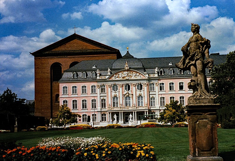 File:Trier 1987 (01) Kurfürstliches Palais (50913568688).jpg