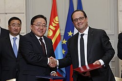 Tsakhiagiyn Elbegdorj e François Hollande durante a visita do presidente mongol a Paris em 2015
