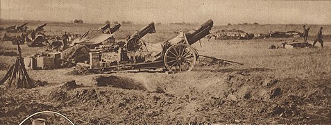 Obusiers de 155 C modèle 1917 Schneider français qui équipent une unité d'artillerie américaine, en juillet 1918, près de Soissons, le premier jour de la grande offensive.