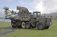 태풍 퐁소나(Pongsona)가 지나간 뒤 잔해를 치우고 있는 미군 공병. 2002년 괌