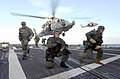 Navy SEALS osłaniający kolegów lądujących za pomocą fast rope na pokładzie USS "Oscar-Austin"