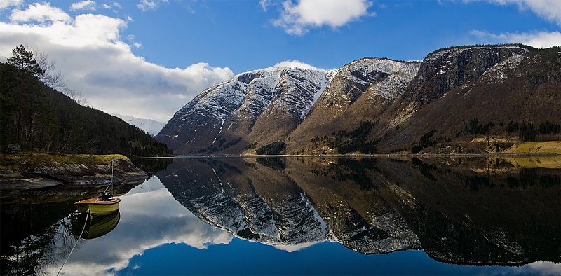 File:UlvikfjordMountainsPanorama.jpg