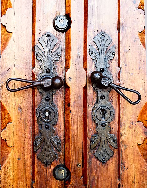 File:Uranienborg kirke 2011 door handles front door.jpg