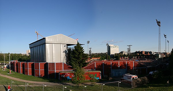 The scene outside a fourth-leg show at Oslo's Valle Hovin, July 8, 2008