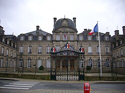 莫爾比昂省的省會大廈，位於瓦訥