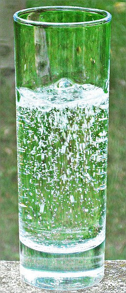 File:Verre-eau-gazeuse-au-jardin.jpg