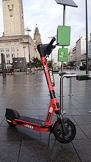 Miniatuur voor Bestand:Voi scooter in Liverpool 20221101 085618.jpg