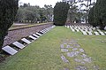 Vue partielle du cimetière militaire français de la Première et Seconde Guerre mondiale.