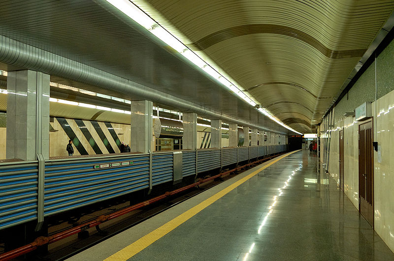 File:Vyrlytsia metro station Kiev 2011 01.jpg